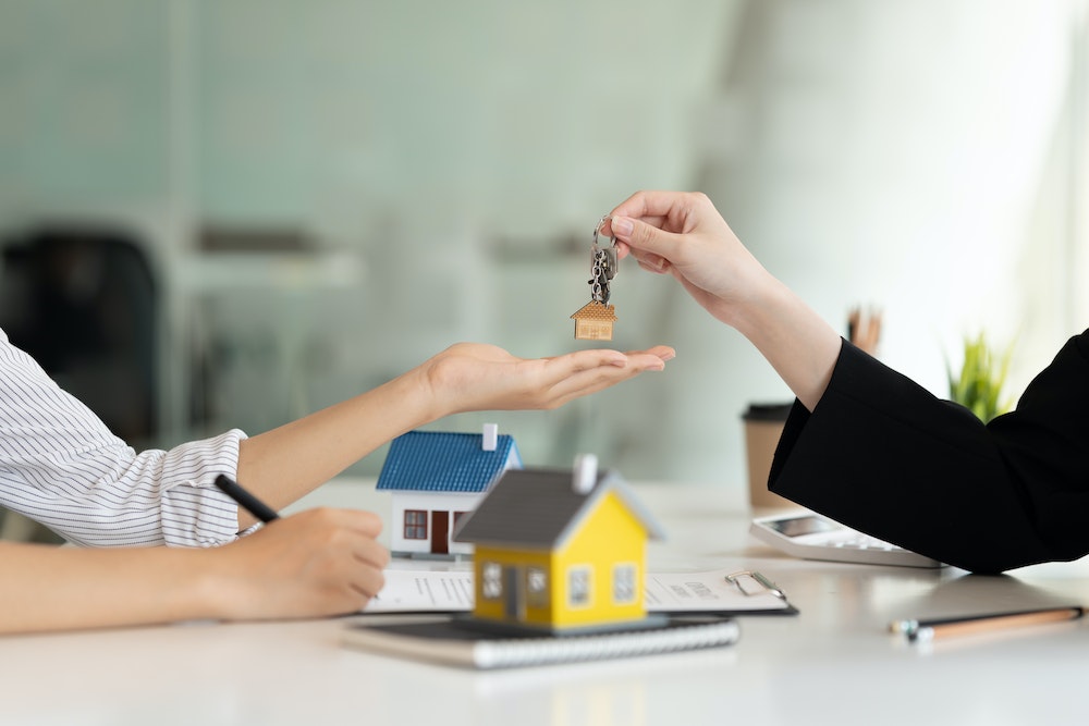 Agence immobilière à frais fixe ou agence classique : laquelle choisir ?