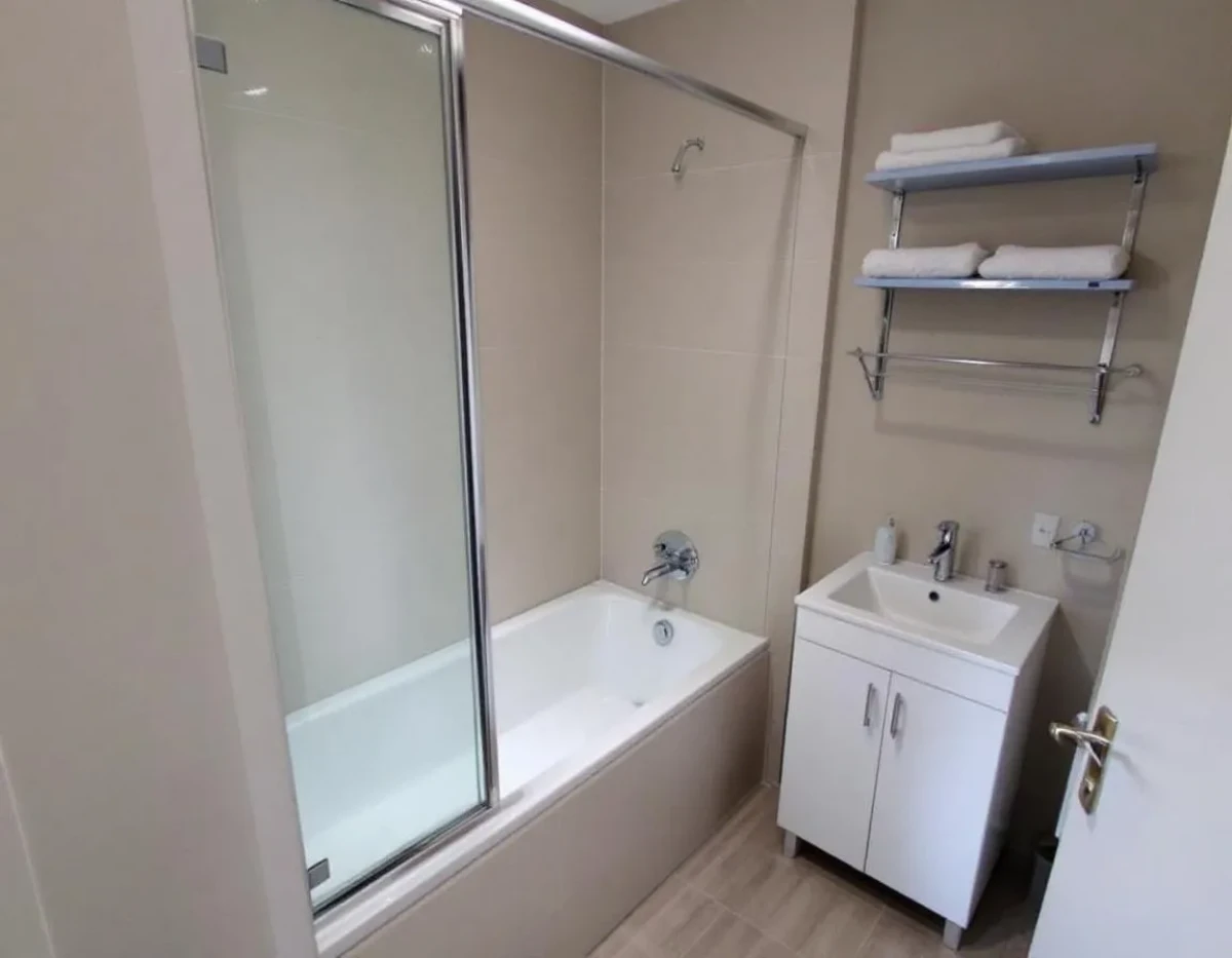 Optimisez l'espace de votre petite salle de bain avec baignoire : astuces gain de place garanties